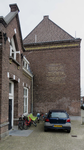 840652 Gezicht op de voorgevel van het pand Abstederdijk 26 (links) en de zijgevel van het voormalige schoolgebouw ...